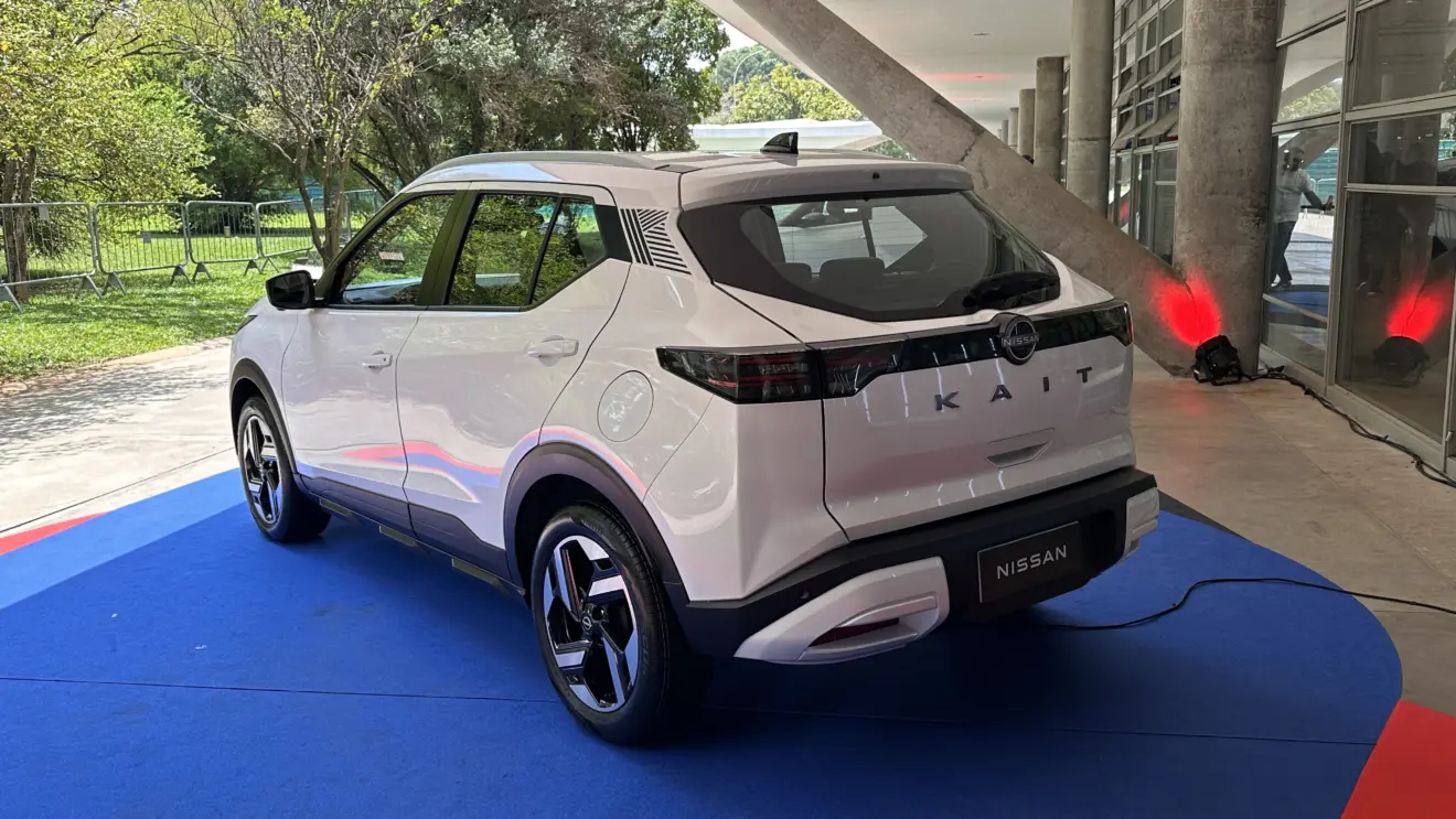 Nissan Kait estático branco de traseira