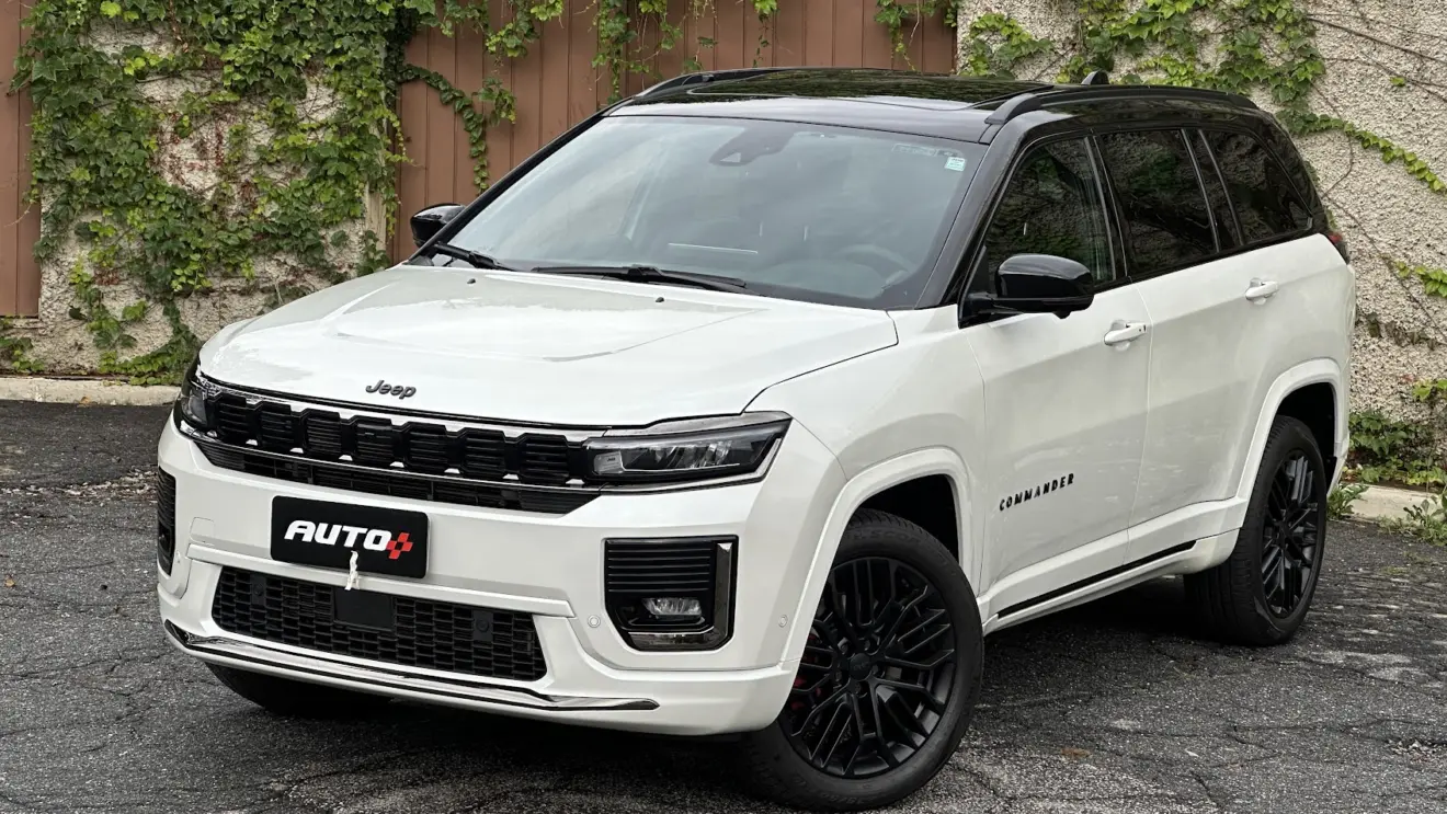 Jeep Commander Blackhawk branco visto do alto