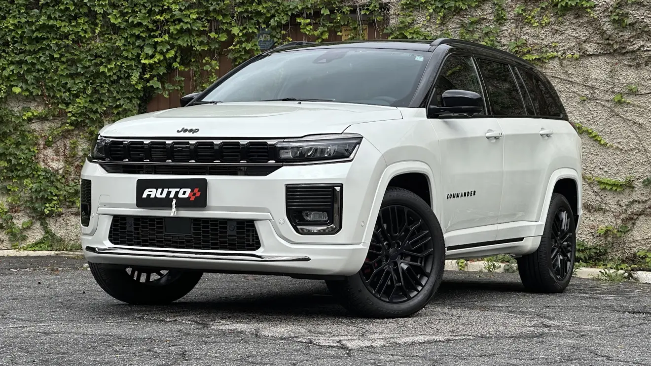 Jeep Commander Blackhawk branco parado de dianteira com muro de cimento ao fundo