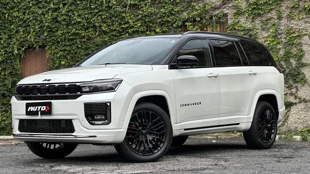 Jeep Commander Blackhawk branco estático de dianteira