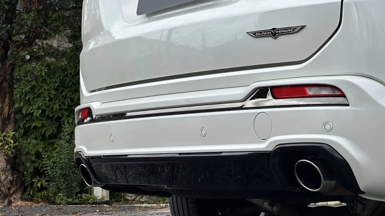 Dupla saída de escape do Jeep Commander Blackhawk