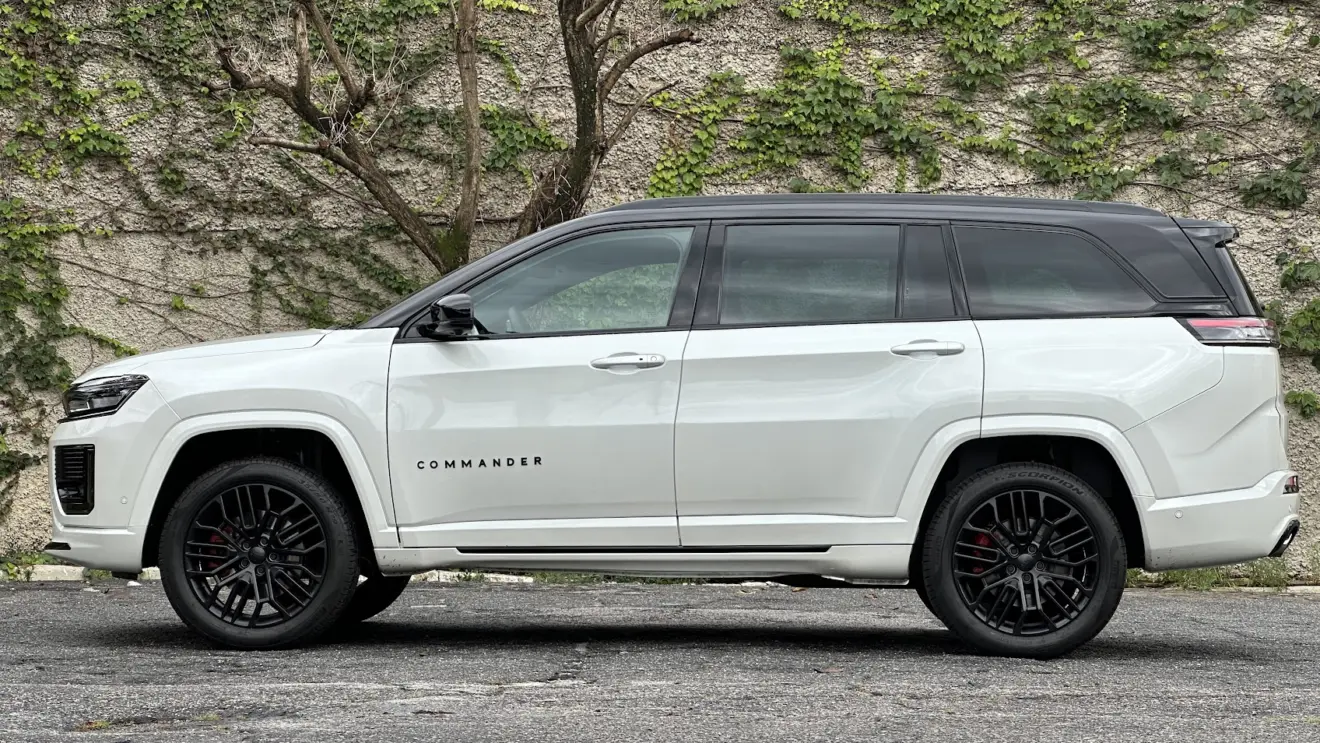 Jeep Commander Blackhawk branco parado de lateral