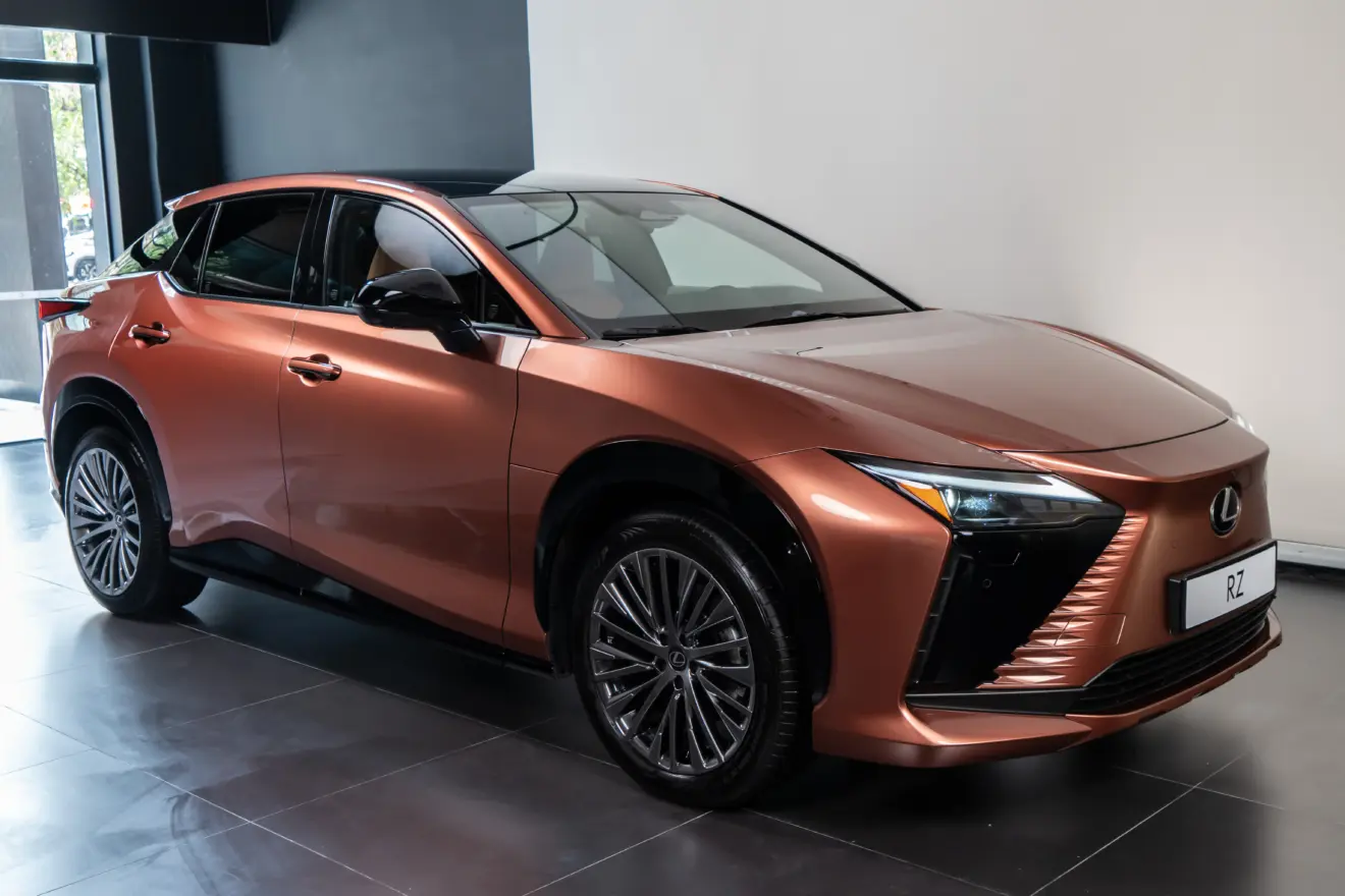 Lexus RZ 500e bronze parado de frente