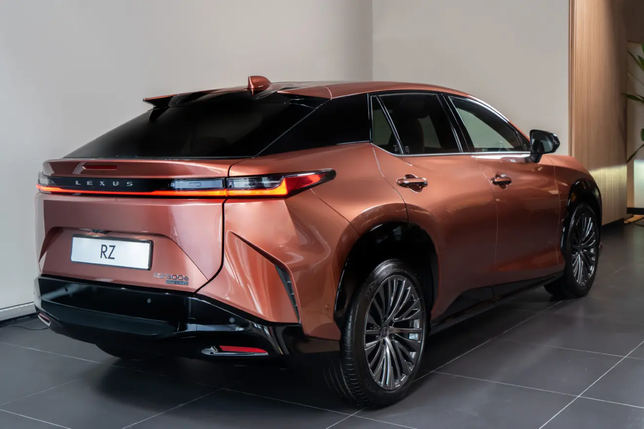 Lexus RZ 500e bronze parado de traseira
