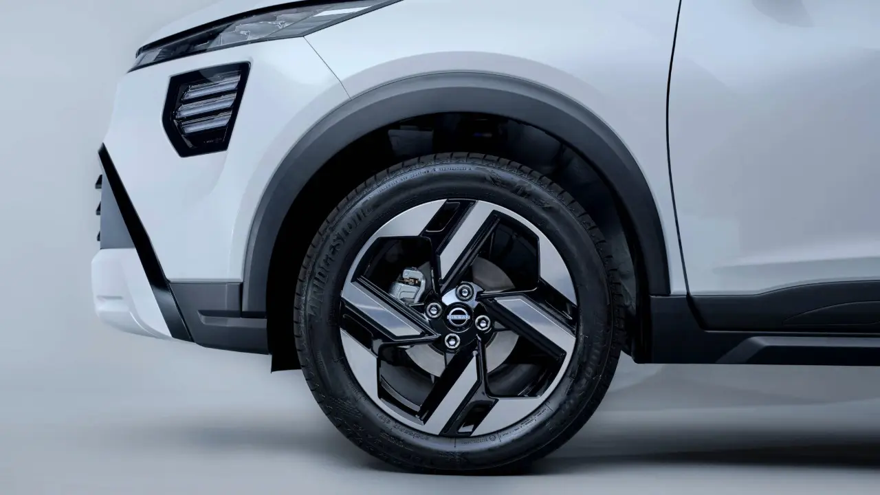 Nissan Kait estático branco rodas