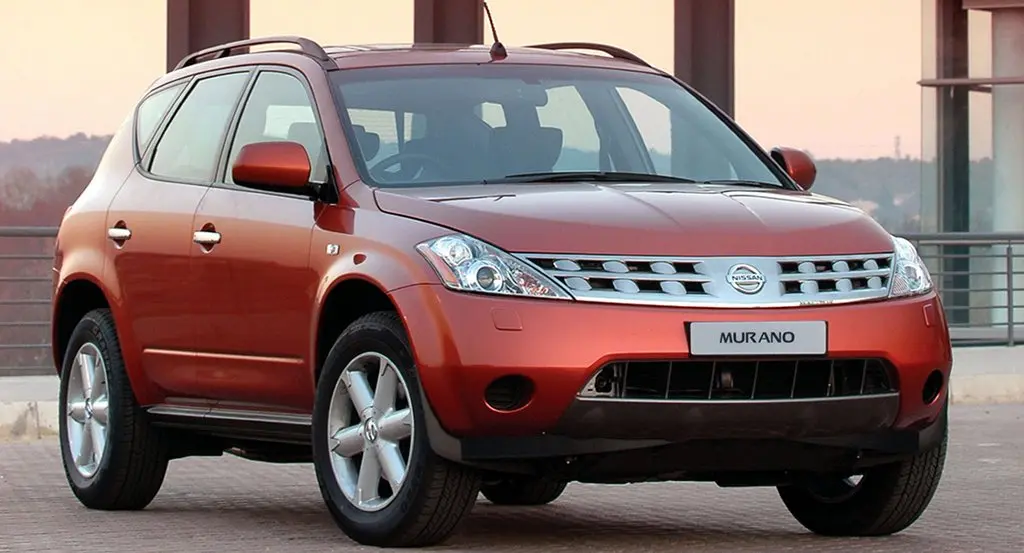 Nissan Murano vermelho parado de frente
