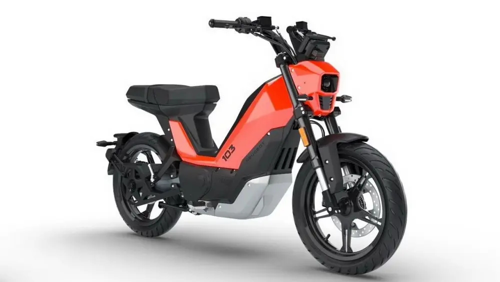 Ciclomotor elétrico Peugeot 103 vermelho parado de lateral