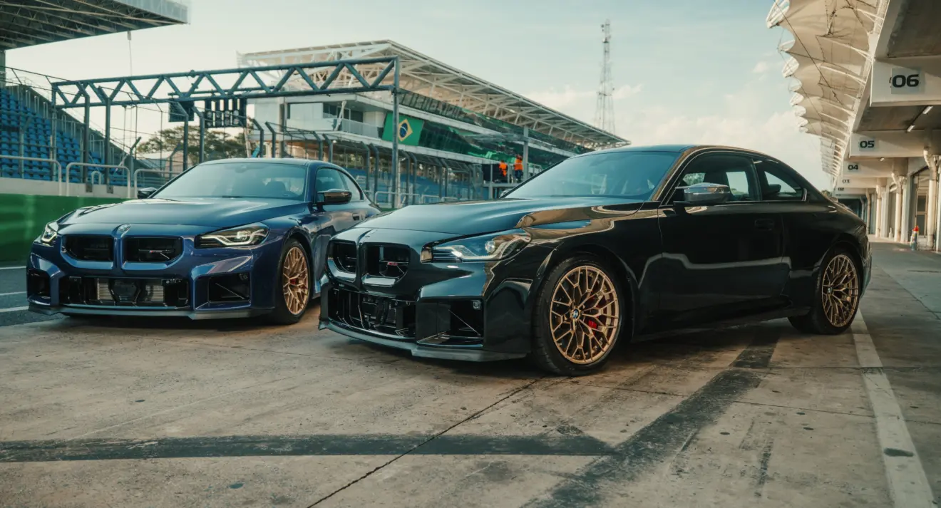 BMW M2 CS preto parado de frente nos boxes do Autódromo de Interlagos (SP)