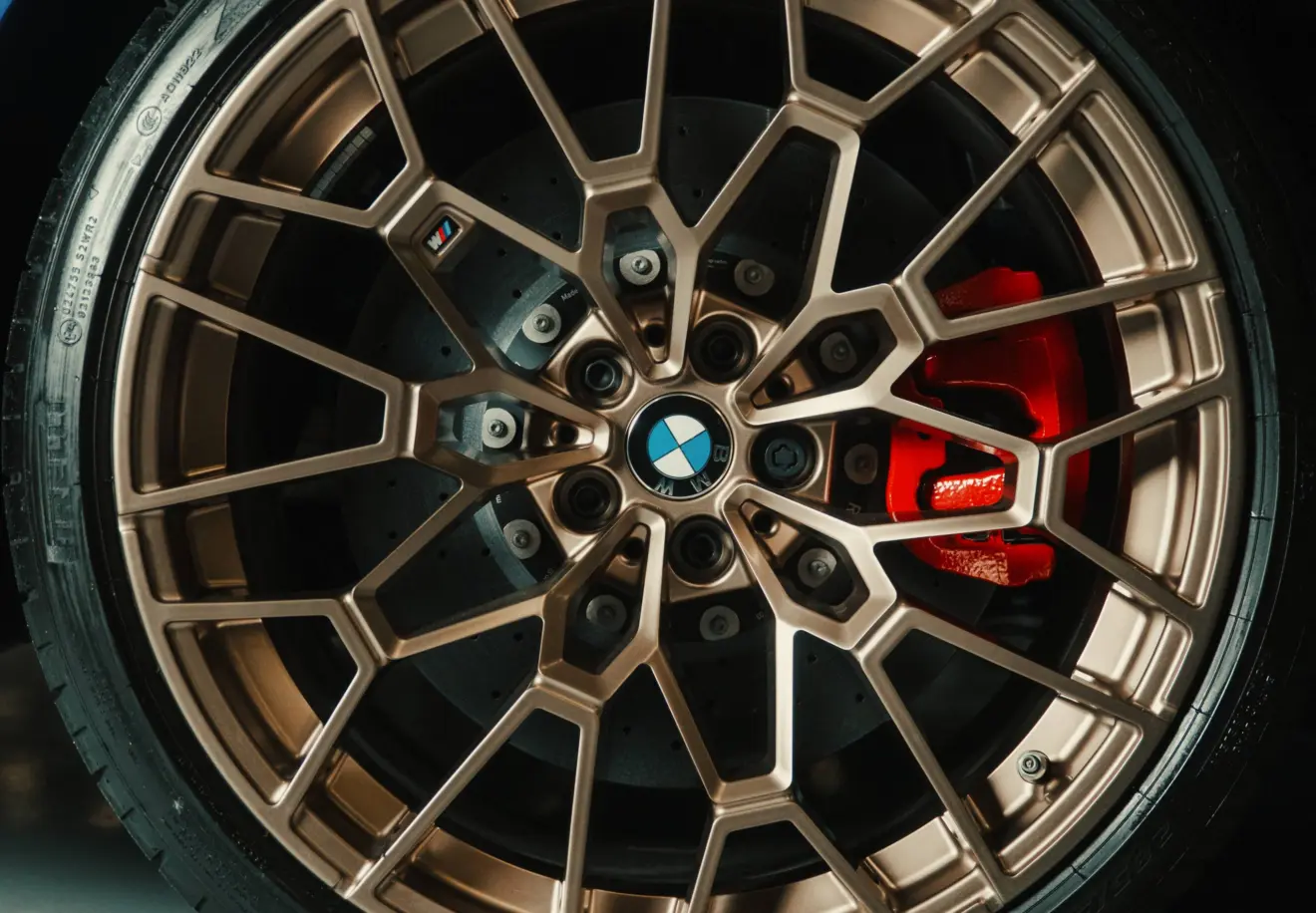 Roda dourada do BMW M2 CS