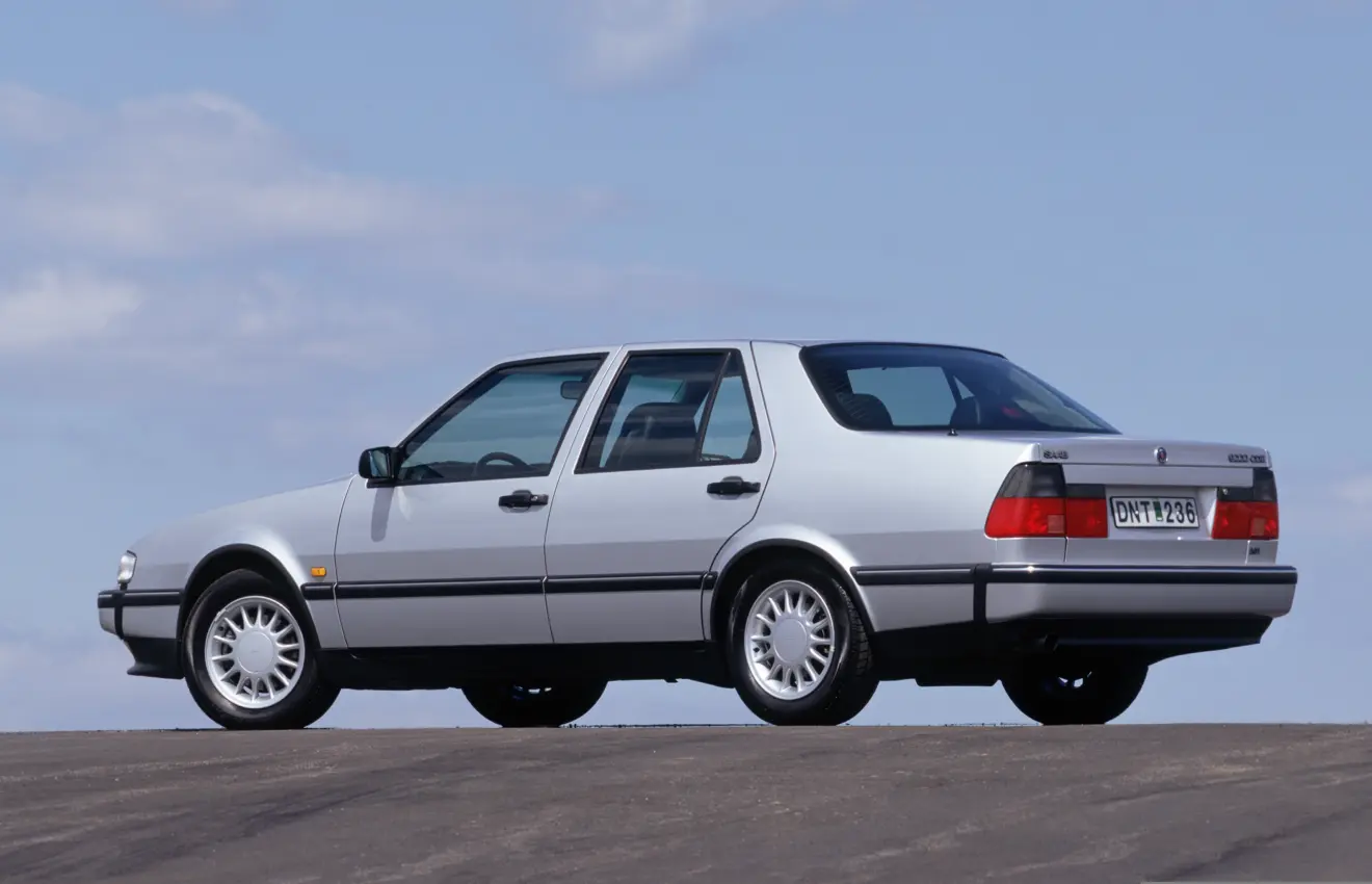 Saab 9000 prata parado de traseira