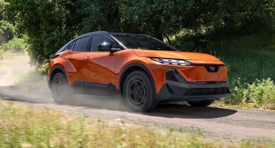 Subaru Uncharted laranja de frente andando no off-road