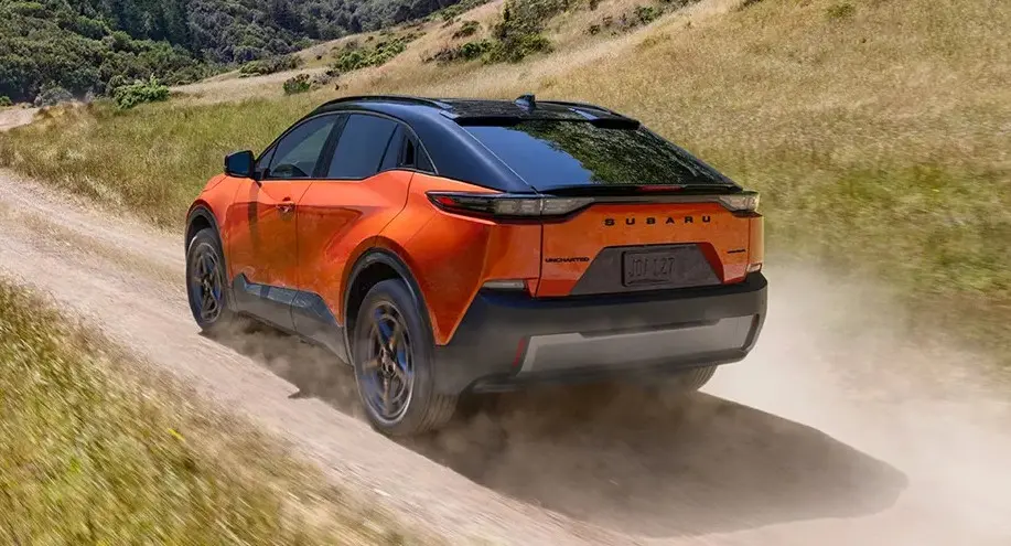 Subaru Uncharted laranja de traseira andando no off-road