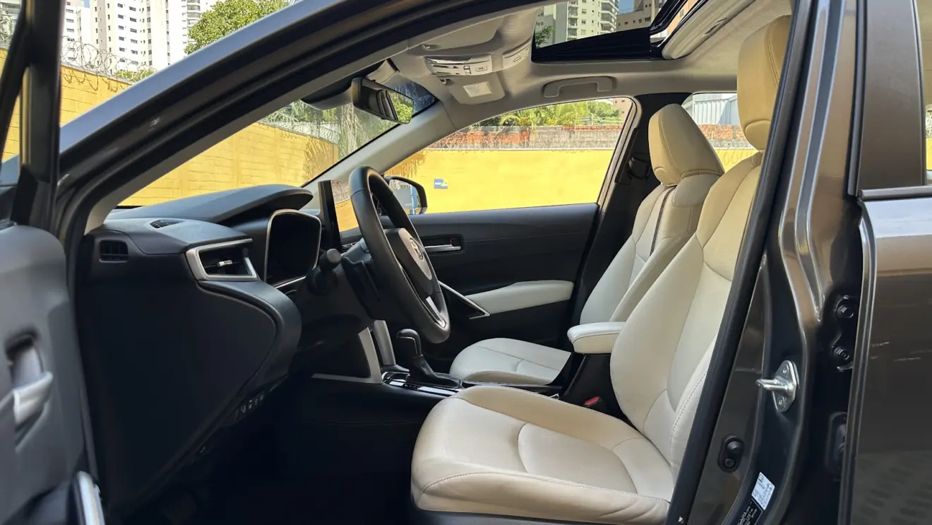 Bancos dianteiros do utilitário esportivo Toyota Corolla Cross