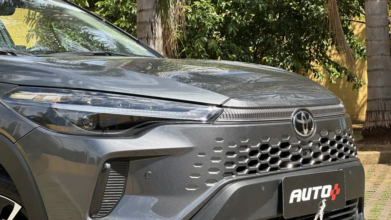 Novos faróis do utilitário esportivo Toyota Corolla Cross com setas sequenciais