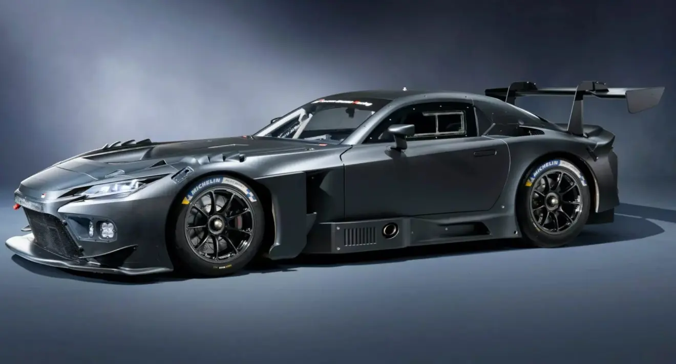 Novo esportivo da Toyota GR GT3 parado de lateral com fundo neutro