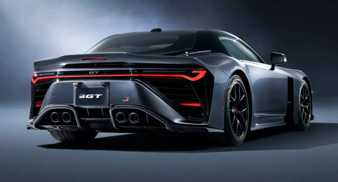 Novo esportivo da Toyota GR GT parado de traseira com fundo neutro