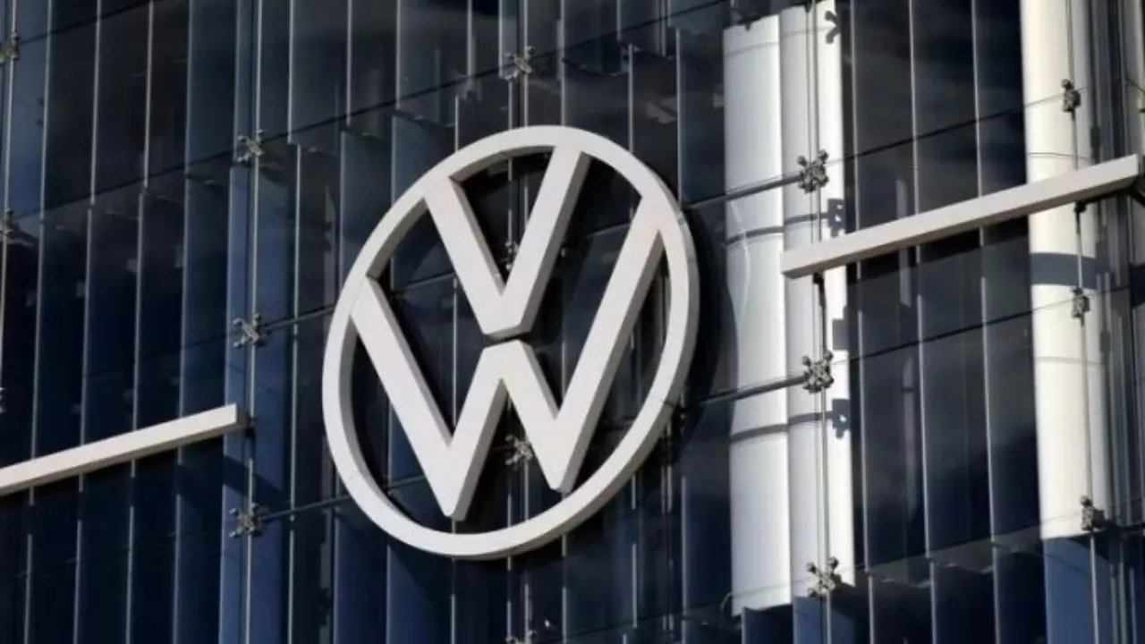 Volkswagen fábrica de logo estampado na fábrica na Alemanha