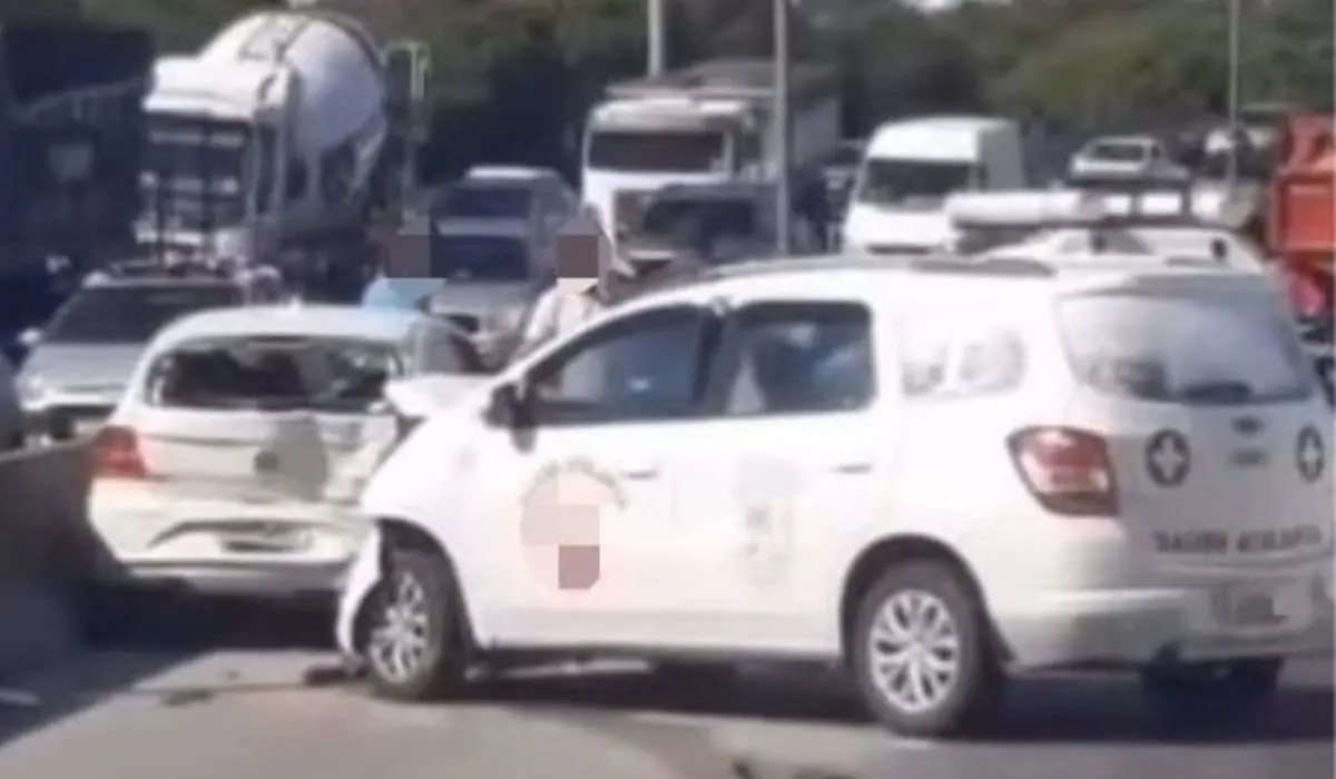 Volkswagen Gol e Chevrolet Spin destruídos após acidente