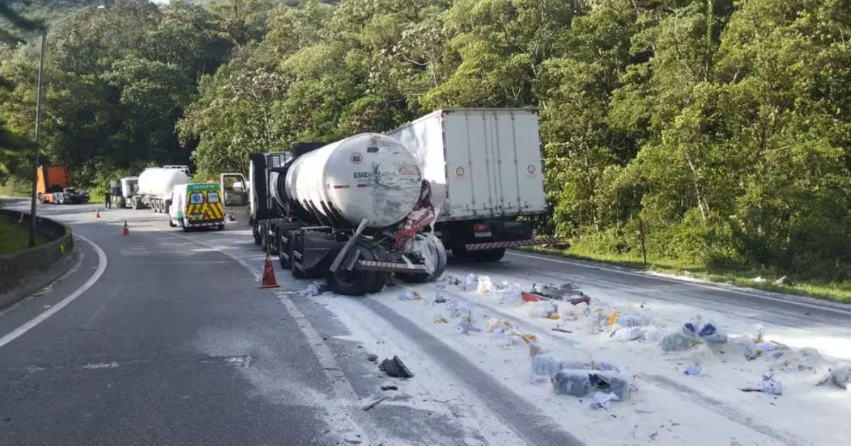 acidente na BR-376 com caminhões destruídos