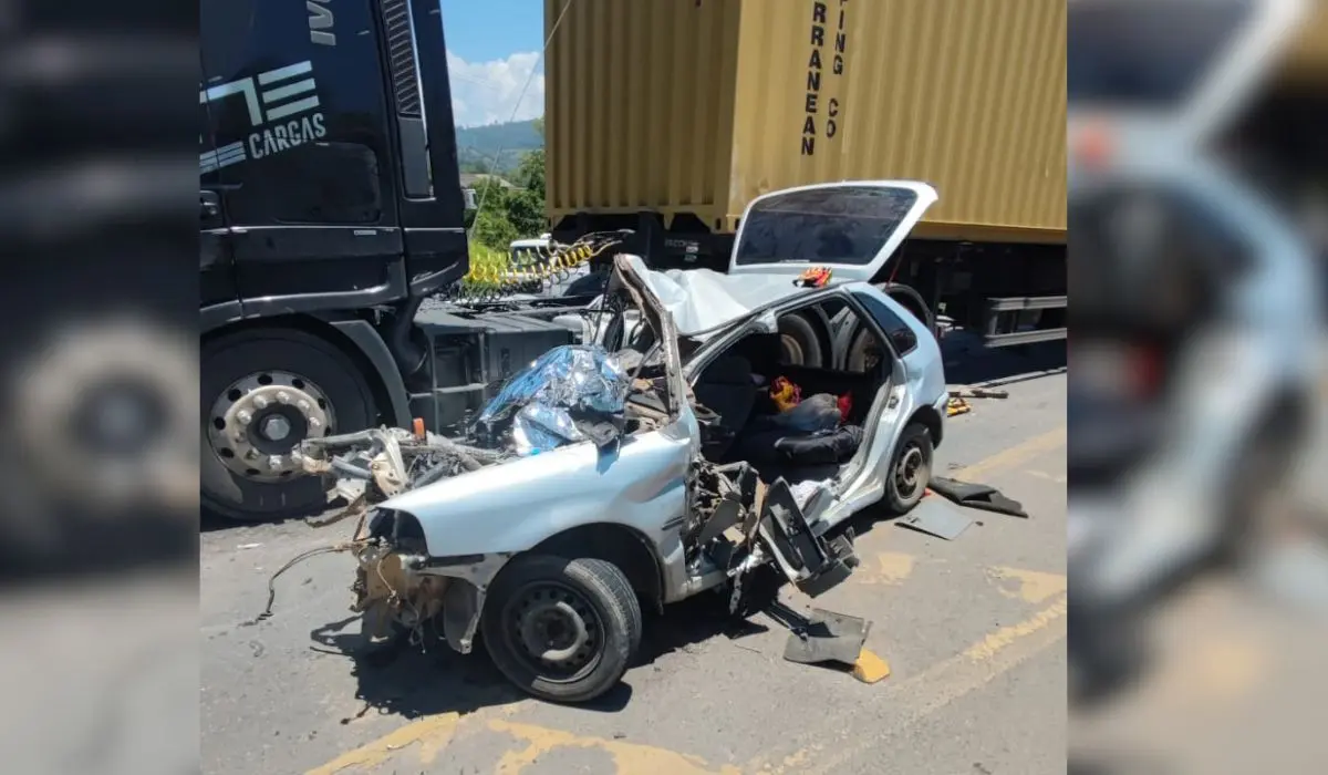 Volkswagen Gol prata destruído após acidente