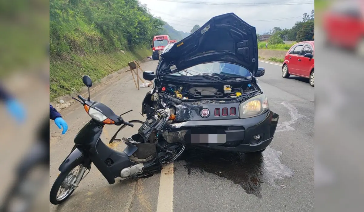 moto preta e Fiat Uno cinza destruídos após acidente
