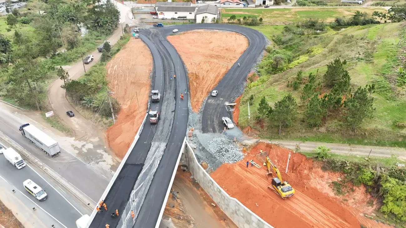 novo viaduto da BR-470 visto de cima
