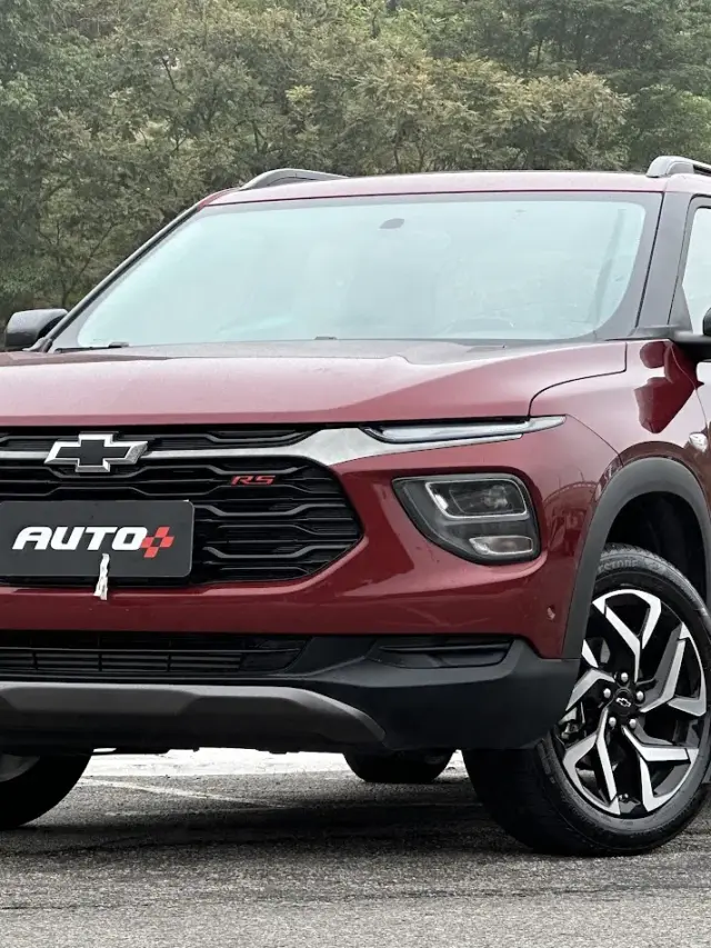 Chevrolet Montana RS vermelha parada de frente