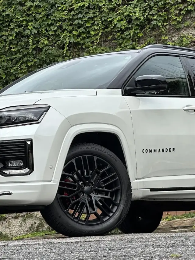 Jeep Commander Blackhawk branco estático de dianteira