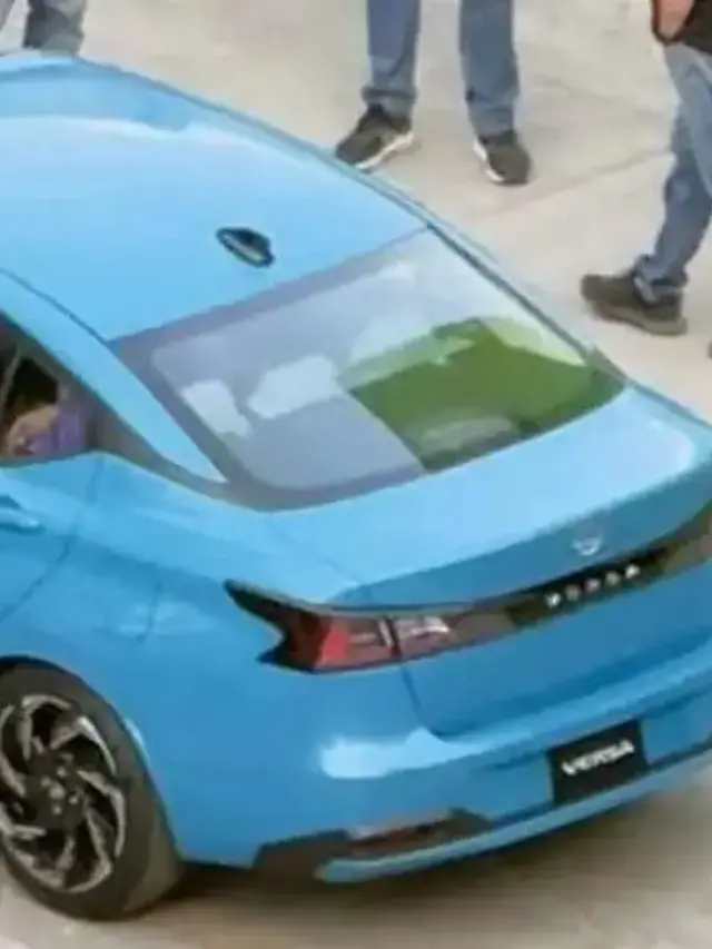 Novo Nissan Versa 2027 azul parado de traseira