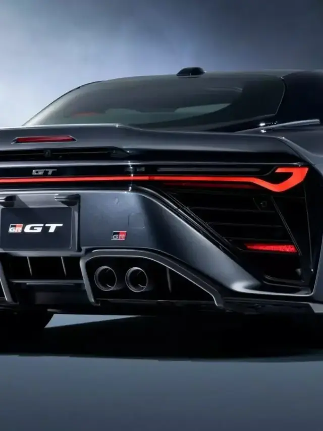 Toyota GR GT parado de traseira com fundo neutro