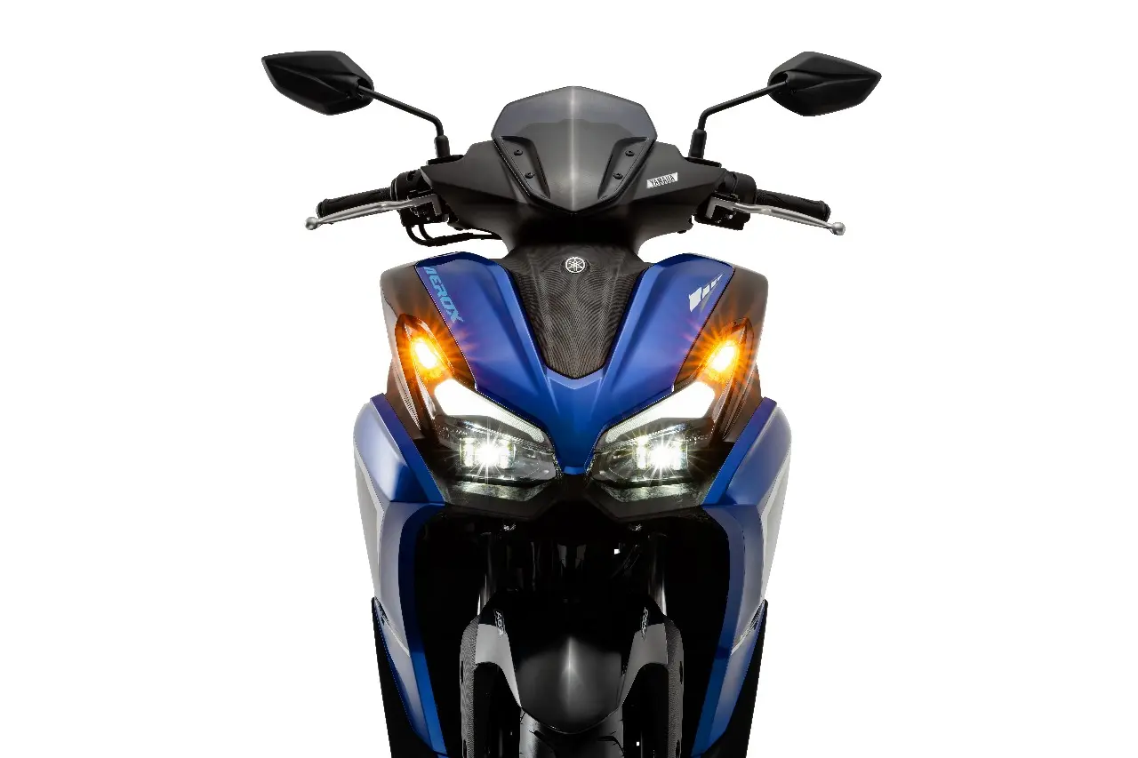 Nova Yamaha Aerox azul parada de dianteira com fundo é o novo modelo do fabricante para disputar o segmento de scooters
