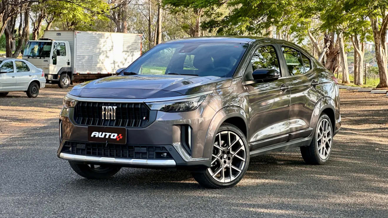Fiat Fastback Limited Edition cinza de frente