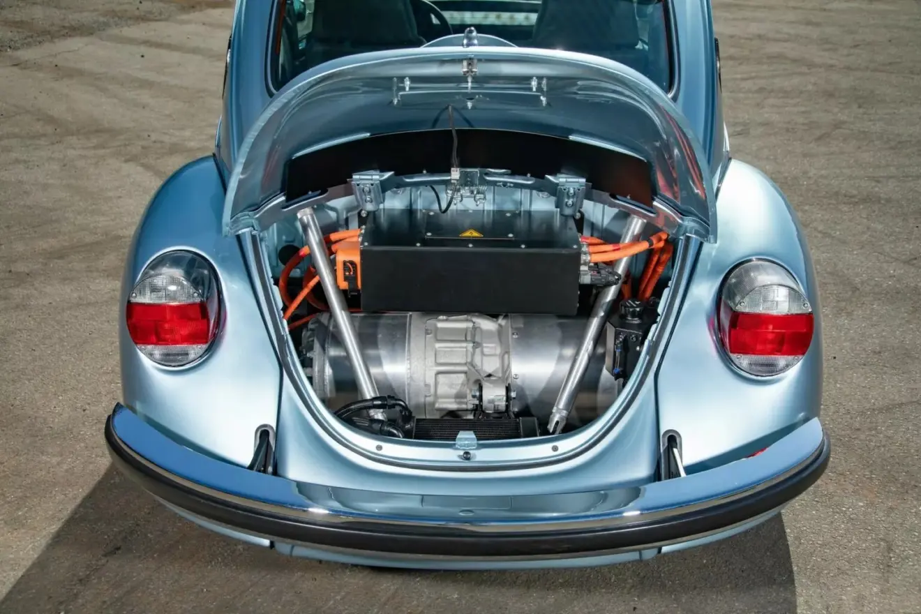 Volkswagen Fusca elétrico azul com tampa do motor aberta