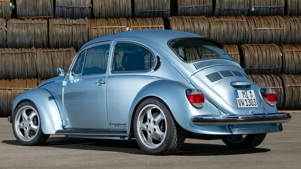 Volkswagen Fusca elétrico azul visto de trás