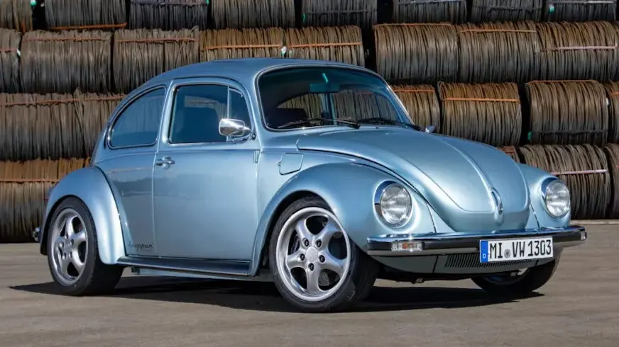 Volkswagen Fusca elétrico azul visto lateralmente