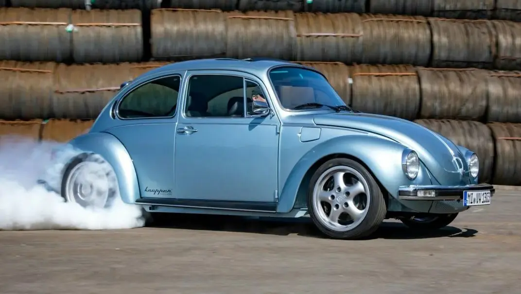 Volkswagen Fusca elétrico azul visto de lado