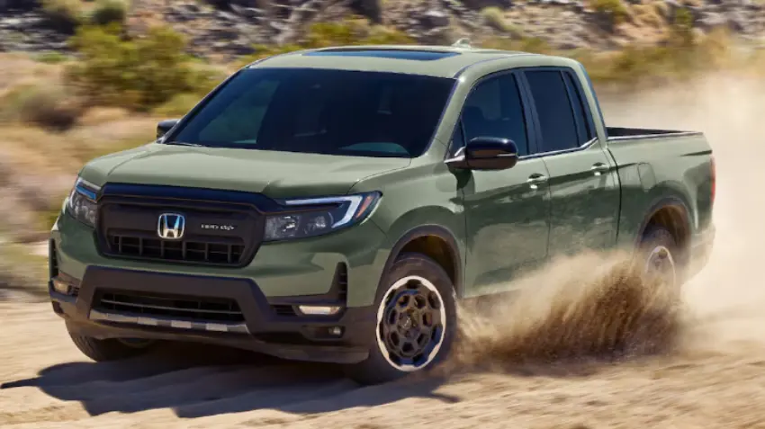 Honda Ridgeline TrailSport verde vista de lado na terra