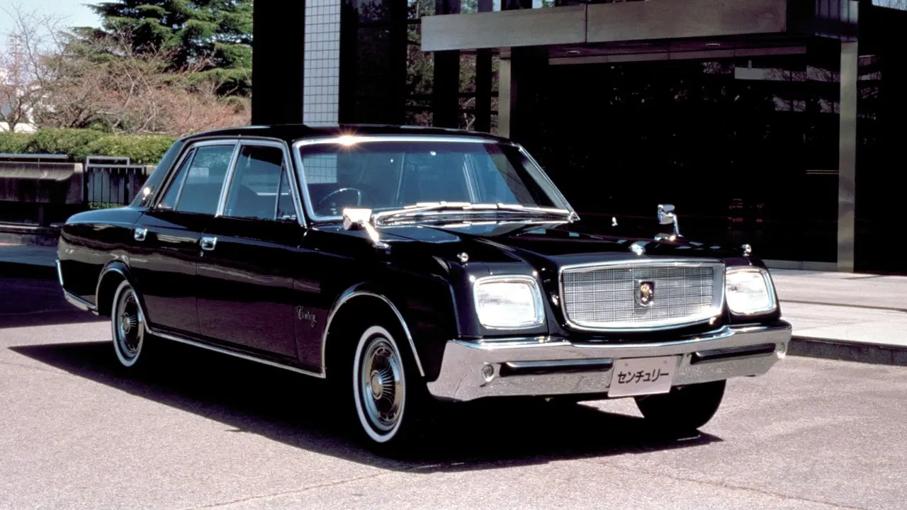 Toyota Century V12 preto parado de frente no asfalto