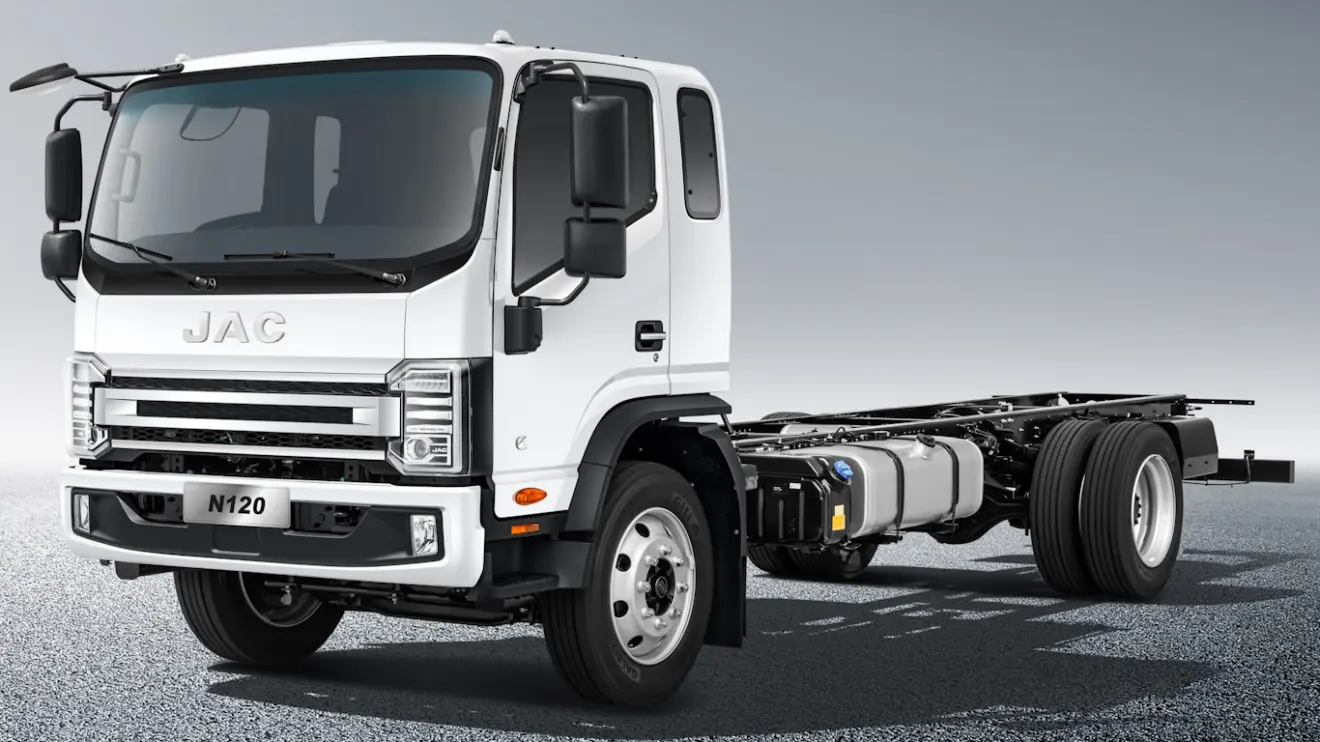 JAC Caminhões N 13.210 branco visto de lado