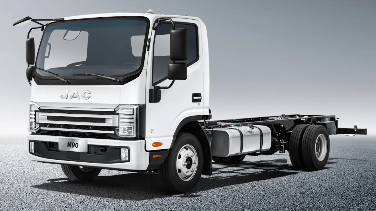 JAC Caminhões N 9.170 branco visto de lado