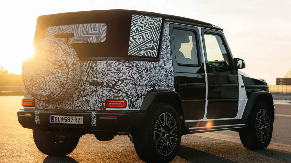 Protótipo preto do Mercedes-Benz Classe G Cabriolet visto de trás