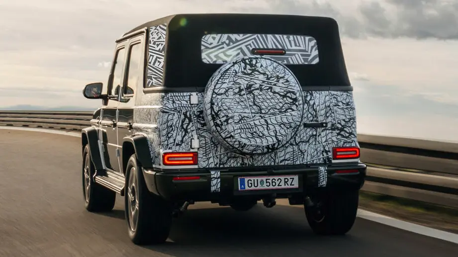 Protótipo preto do Mercedes-Benz Classe G Cabriolet visto de trás com lanterna acesa
