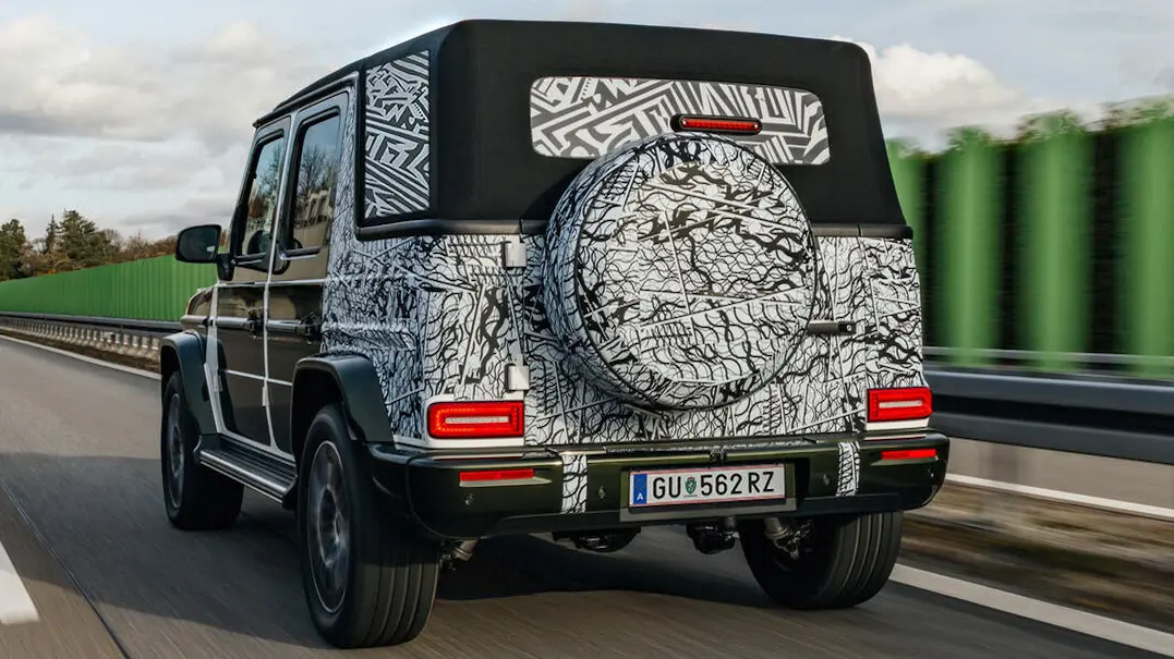 Protótipo preto do Mercedes-Benz Classe G Cabriolet visto de trás