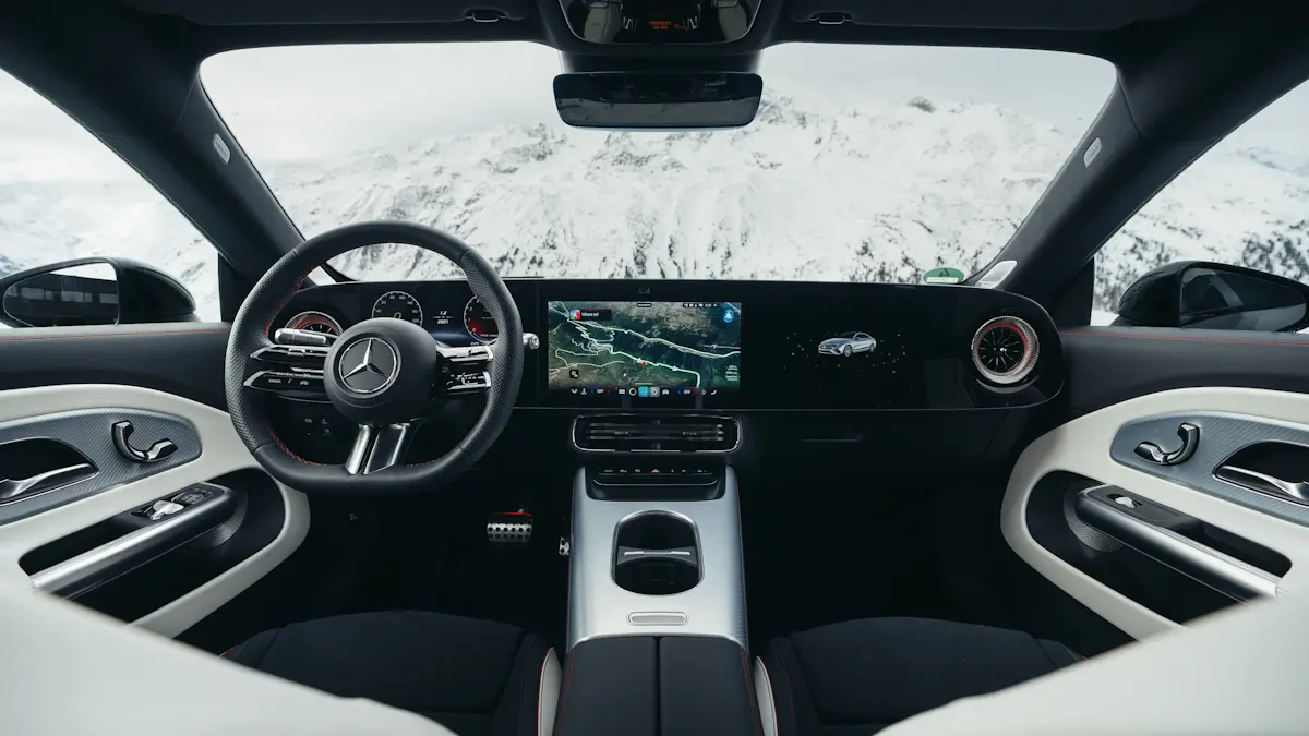 Mercedes-Benz CLA  220 azul no gelo motor híbrido geely 1.5 turbo [divulgação]