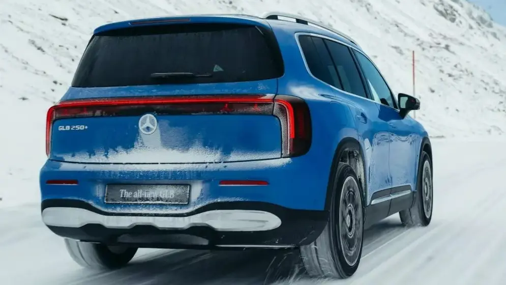 Mercedes-Benz GLB 250+ EQ azul visto de trás