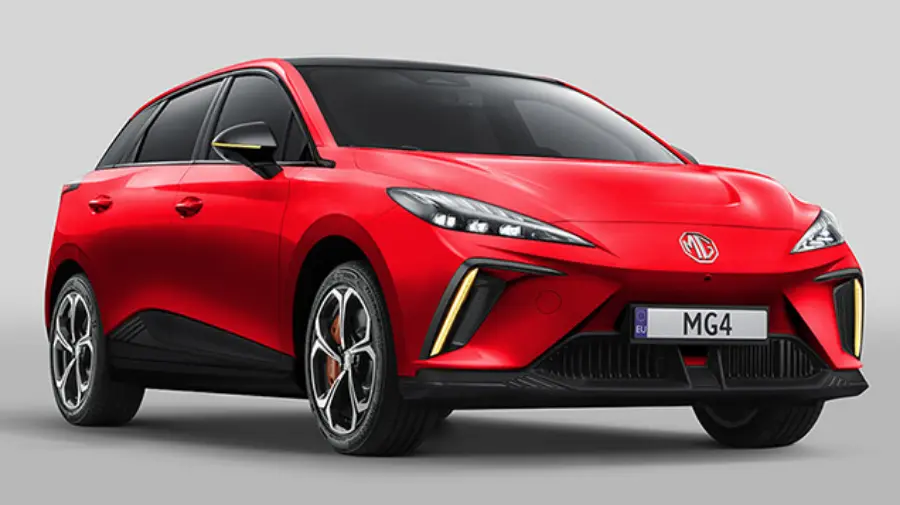 MG4 XPower vermelho visto de frente e com iluminação acesa