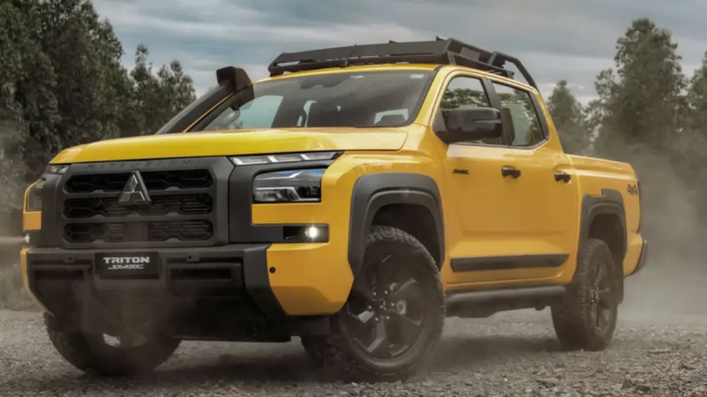 Mitsubishi Triton Savana amarela vista de frente