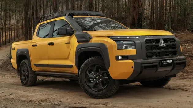 Mitsubishi Triton Savana amarela vista de lado