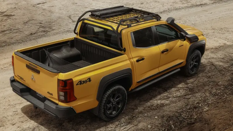 Mitsubishi Triton Savana amarela vista de cima