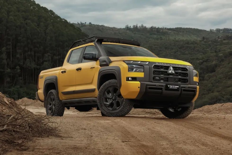 Mitsubishi Triton Savana amarela vista de frente